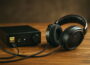 Hi-Res Audio Setup mit DAC und Over-Ear-Kopfhörer auf Tisch
