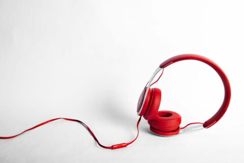 Kabel oder Kabellos – kabelgebundener Kopfhörer in Rot