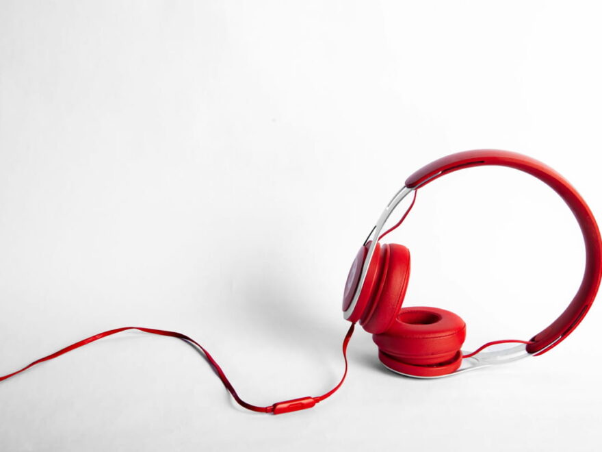 Kabel oder Kabellos – kabelgebundener Kopfhörer in Rot
