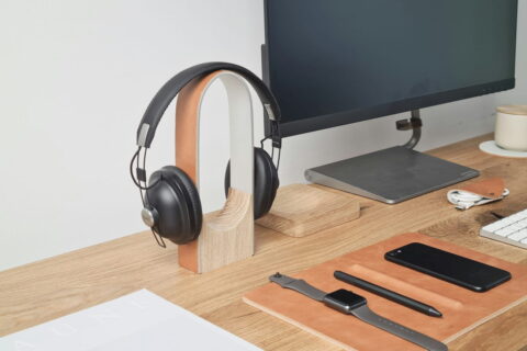 Kopfhörer für Home Office auf einem modernen Schreibtisch mit Monitor