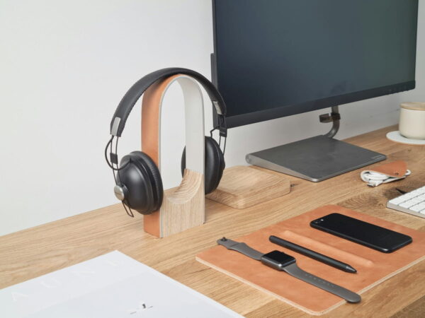 Kopfhörer für Home Office – aufgeräumter Arbeitsplatz mit Zubehör Kopfhörer für Home Office auf einem modernen Schreibtisch mit Monitor