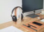 Kopfhörer für Home Office auf einem modernen Schreibtisch mit Monitor