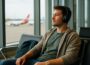 Kopfhörer für Reisen am Flughafen – entspannter Reisender mit ANC-Kopfhörern