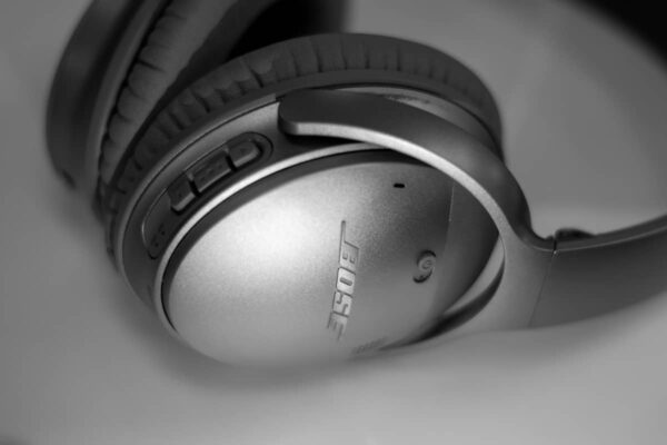Bose Over-Ear Noise-Cancelling Kopfhörer in Nahaufnahme Detailaufnahme eines Bose Noise-Cancelling Kopfhörers