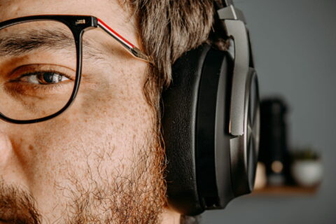 Nahaufnahme eines Mannes mit Noise-Cancelling Kopfhörer