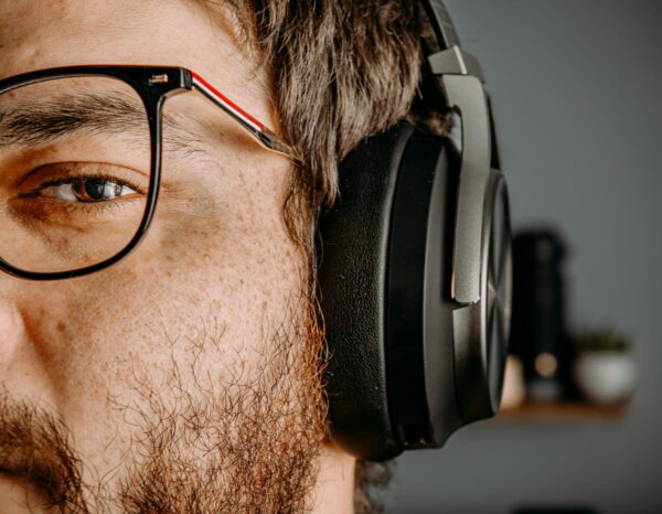 Detailansicht eines Noise-Cancelling Kopfhörers am Ohr Nahaufnahme eines Mannes mit Noise-Cancelling Kopfhörer