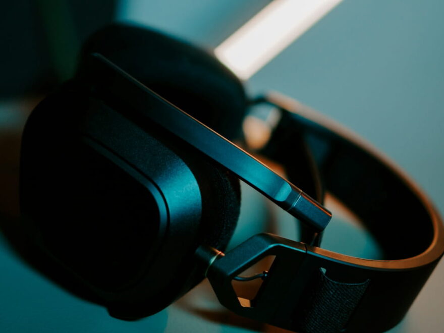 Modern beleuchteter Over-Ear-Kopfhörer als Symbolbild für Kopfhörer-Treiber