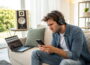 Kopfhörer zu leise – junger Mann prüft Smartphone und Musikquelle