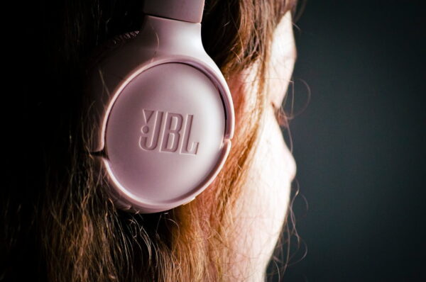 On-Ear Kopfhörer von JBL im Einsatz auf dem Ohr einer Frau