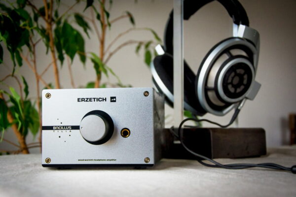 Ein High-End Kopfhörer neben einem Erzetich Verstärker – Wann sind teure Kopfhörer lohnenswert für das Home-Setup?